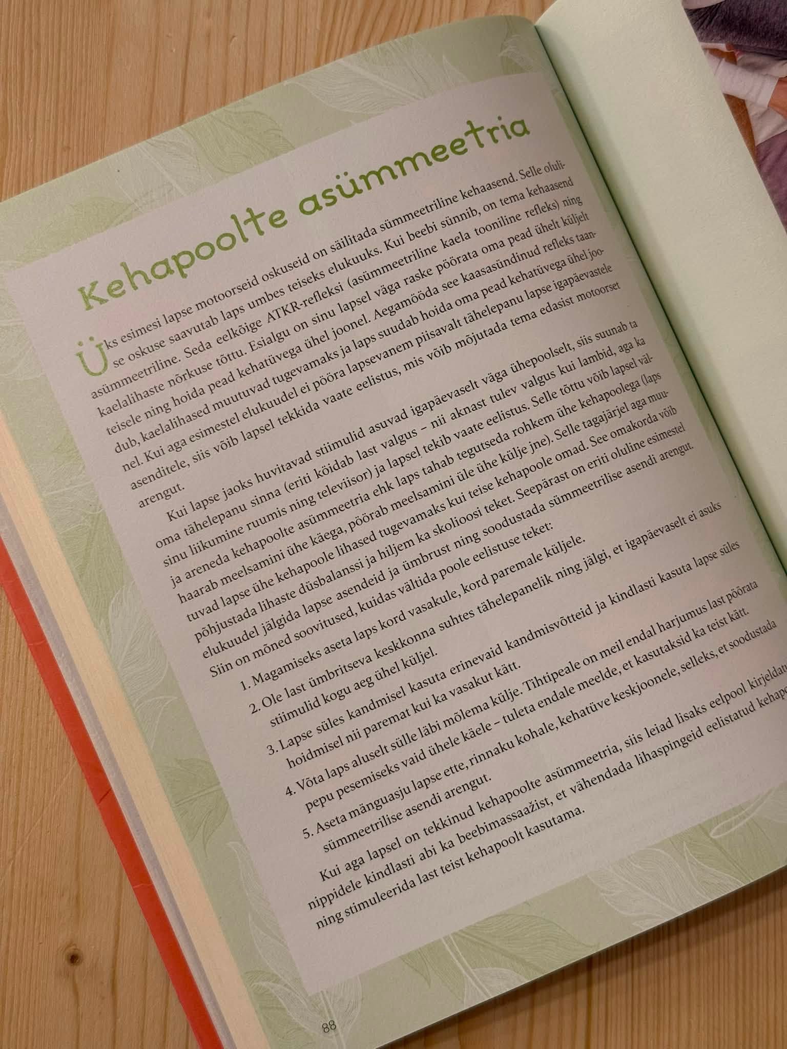 Raamatu „Beebimassaaž ja -jooga” kehapoolte asümmeetria lehekülg